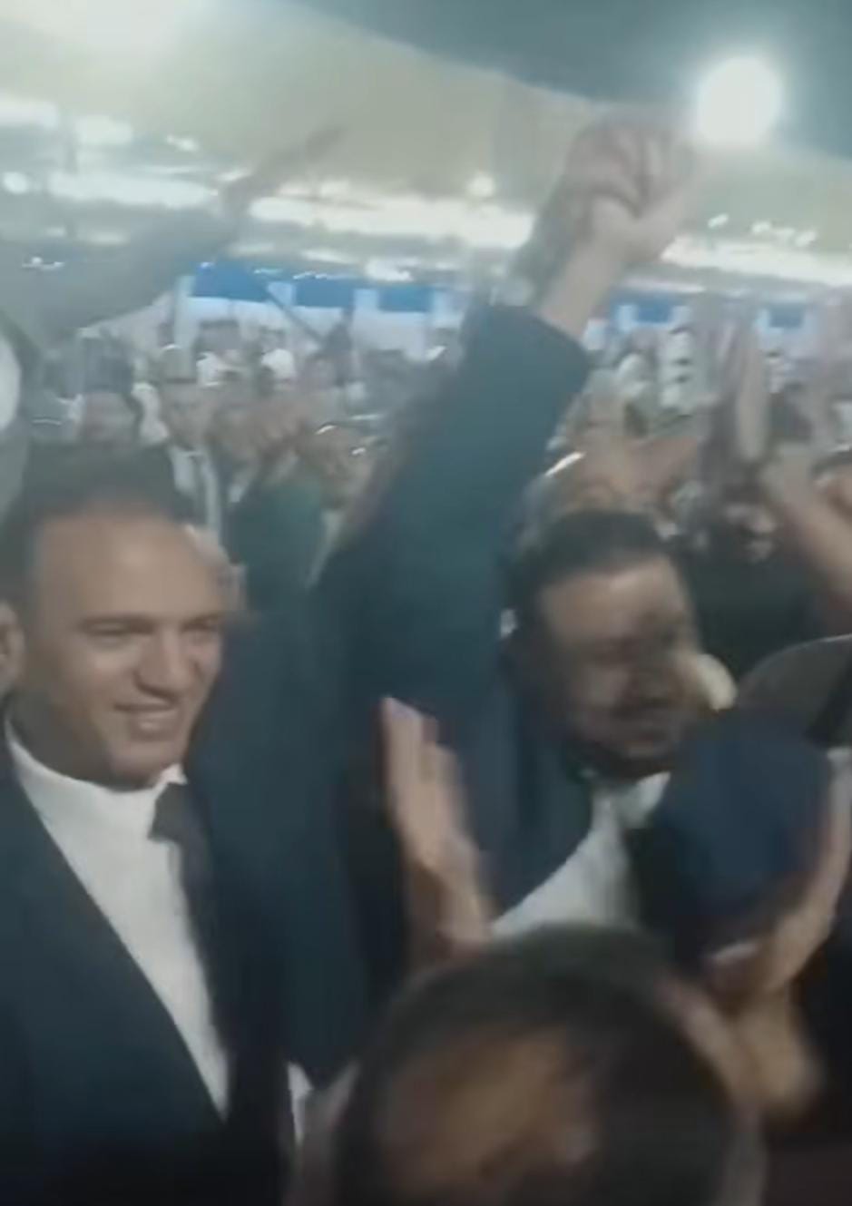 يدًا بيد.. محمد بلال وعمر الغنيمي يحتفلان وسط أنصارهما&nbsp;
