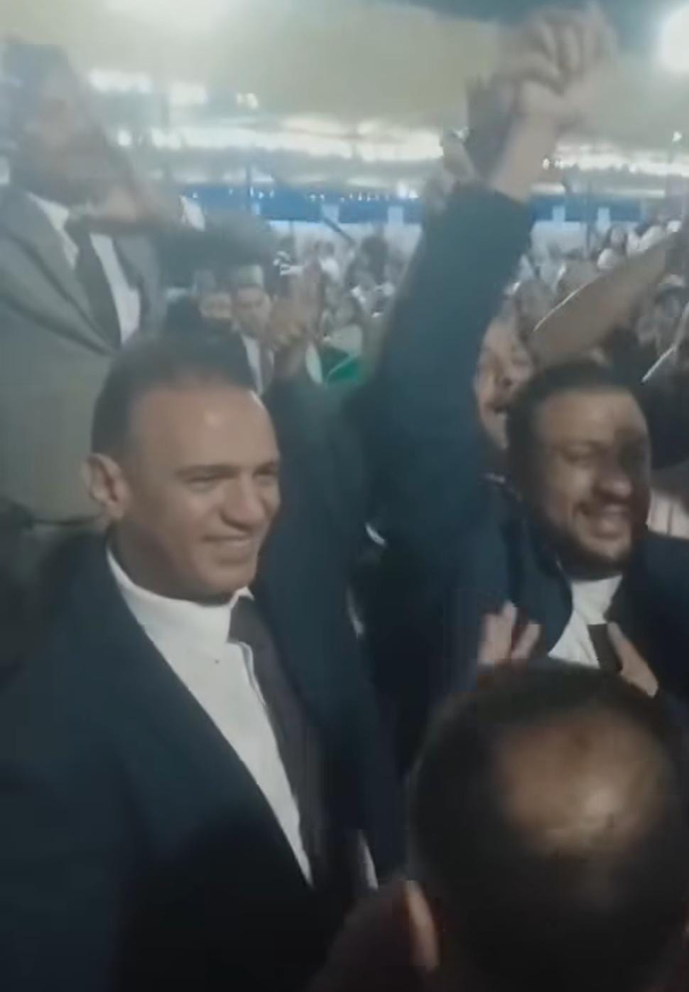يدًا بيد.. محمد بلال وعمر الغنيمي يحتفلان وسط أنصارهما&nbsp;