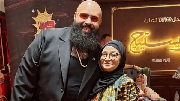 محمد عبد العاطي ووالدته