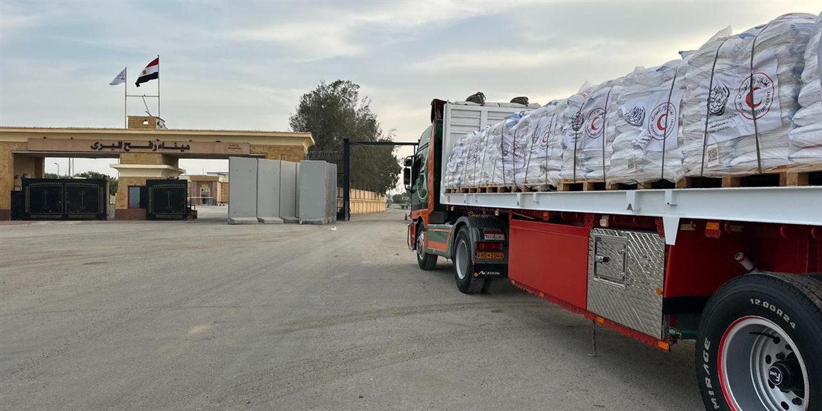 الهلال الأحمر المصري يدفع بالمساعدات الإغاثية إلى قطاع غزة&nbsp;