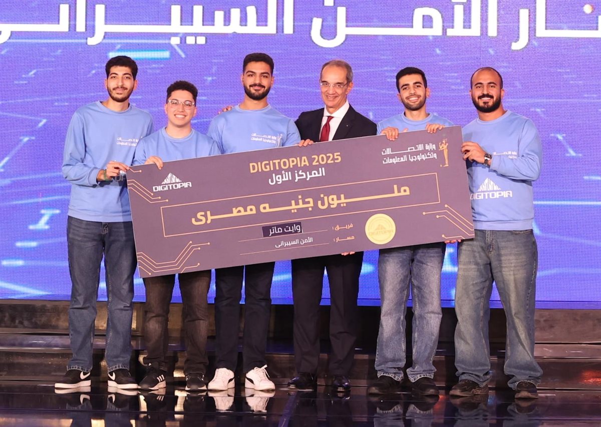 وزير الاتصالات يكرم الفائزين بالمراكز الستة الأولى لأكبر مسابقة معلوماتية في مصر