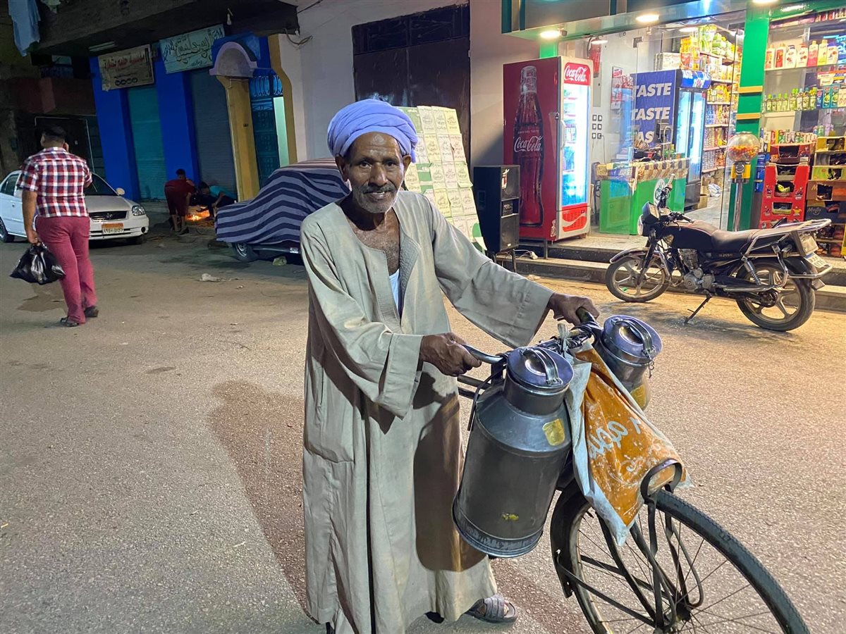 عم حسين أشهر وأقدم بائع لبن متجول في الأقصر&nbsp;