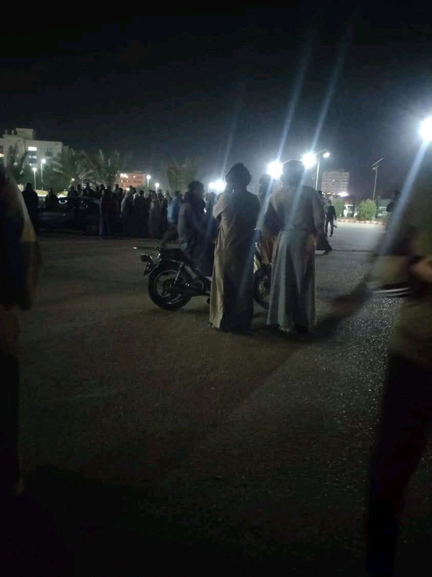 انتظار أهالي الطويرات أمام المشرحة&nbsp;