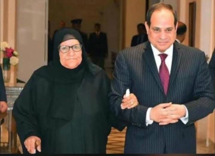 الرئيس السيسي خلال استقباله الحاجة سبيلة&nbsp;