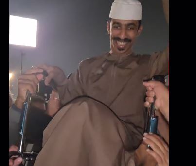 &nbsp;الجماهير المصرية يحملون مشجعًا عمانيًا من ذوي الهمم على الأعناق