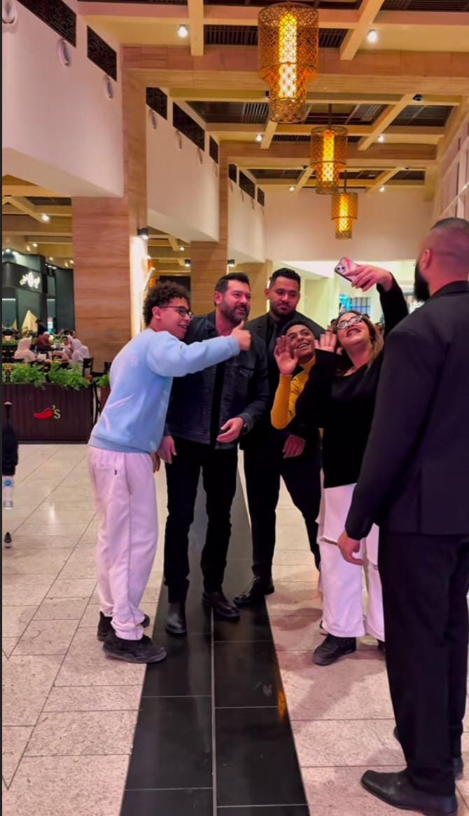 عمرو يوسف&nbsp;يشاهد فيلمه السلم والثعبان 2 رفقة الجمهور&nbsp;بـ إحدى سينمات 6 أكتوبر