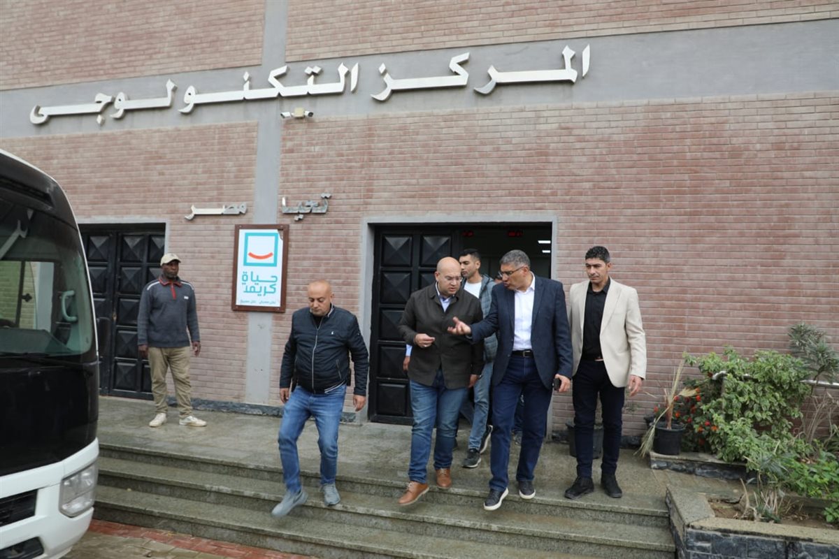 محافظ الجيزة يتفقد المركز التكنولوجي بقرية الودي ويجري تجربة عملية لتقديم المواطنين الطلب بدءا من التسجيل وحتي استلامه&nbsp;