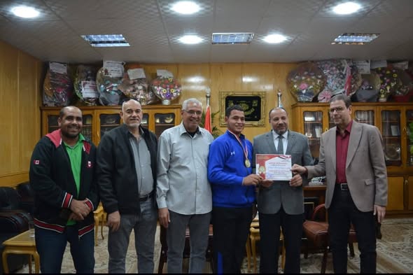 نائب رئيس جامعة الأزهر يكرم منتخب ذوي الهمم بفرع الوجه القبلي لحصدهم 11 ميدالية ببطولة الجامعات المصرية&nbsp;