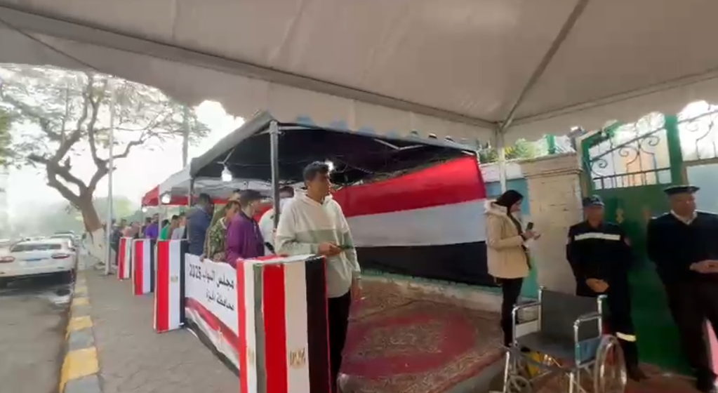<strong>توافد الناخبين علي مدرسة جمال عبد الناصر &nbsp;بالدقي بجولة الإعادة</strong>
