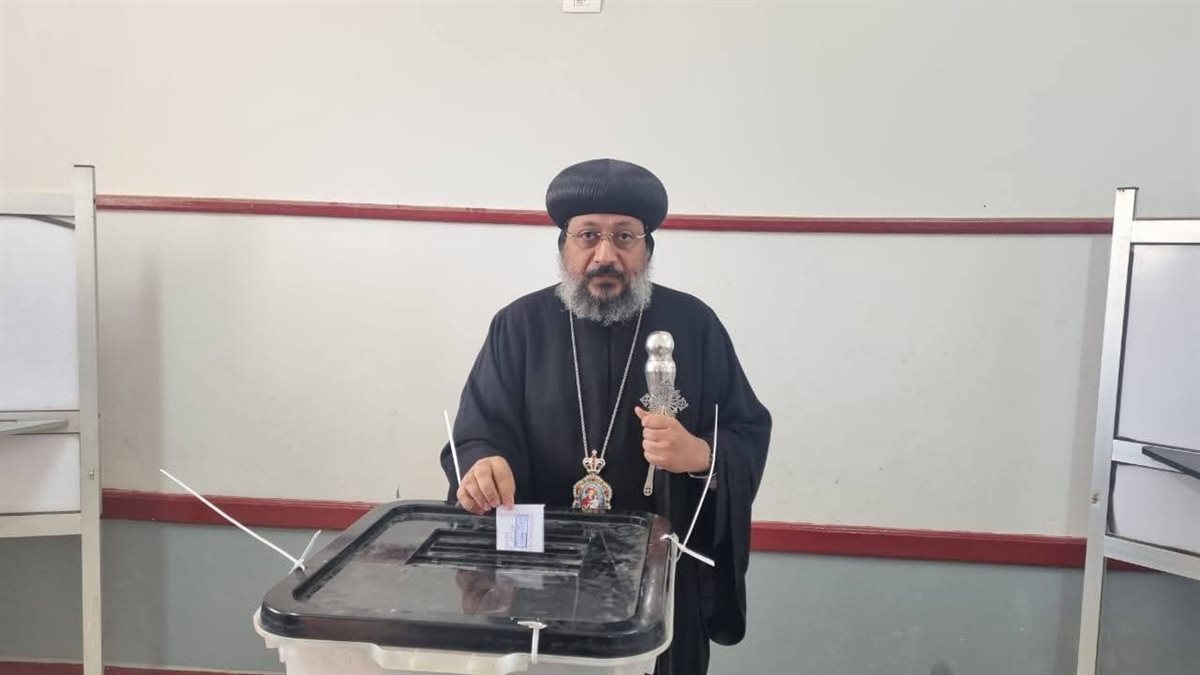 الأنبا أرسانيوس أسقف الوادى الجديد والواحات &nbsp;بصوته فى انتخابات مجلس النواب