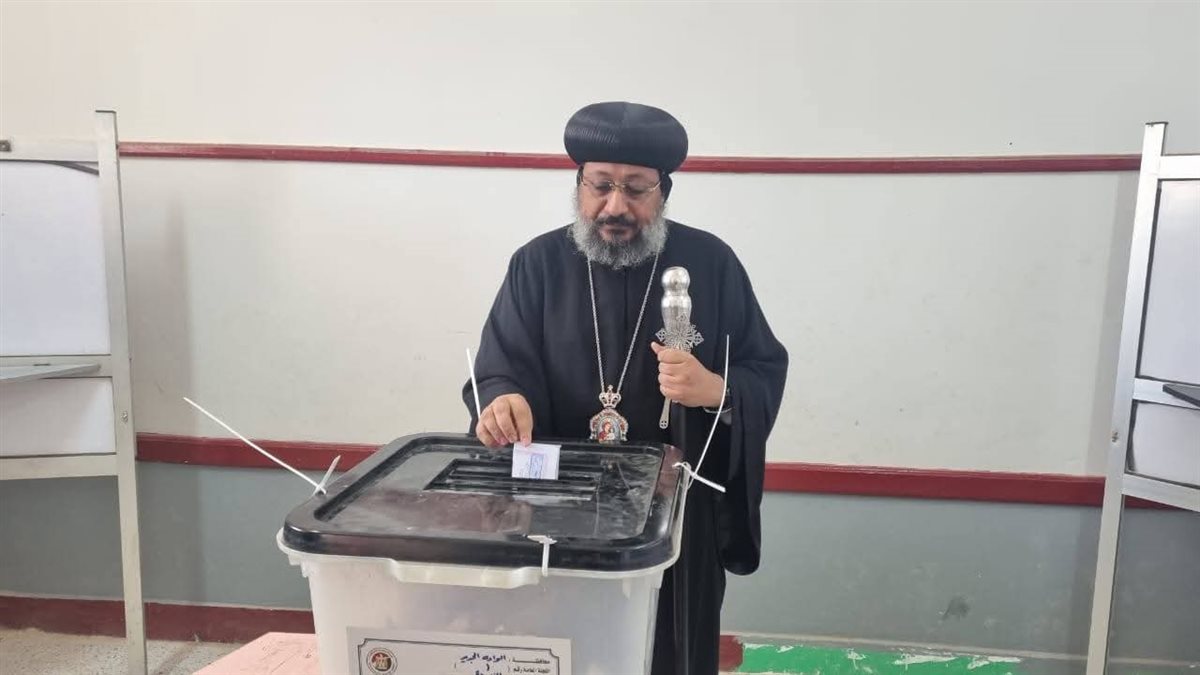الأنبا أرسانيوس أسقف الوادى الجديد والواحات &nbsp;بصوته فى انتخابات مجلس النواب