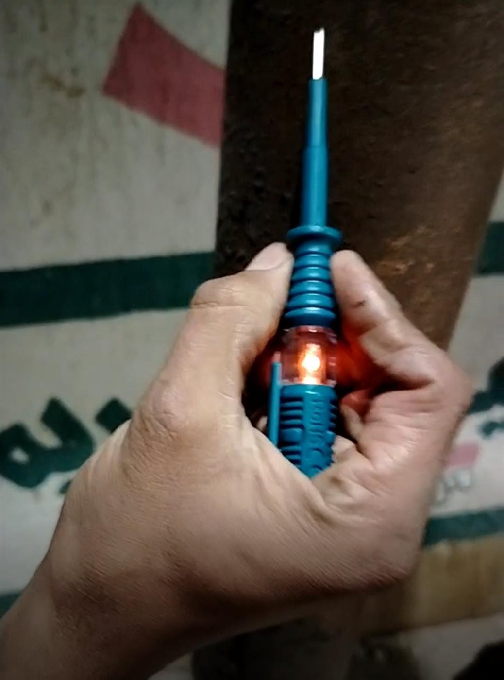 عمود إنارة يهدد حياة المواطنين&nbsp;