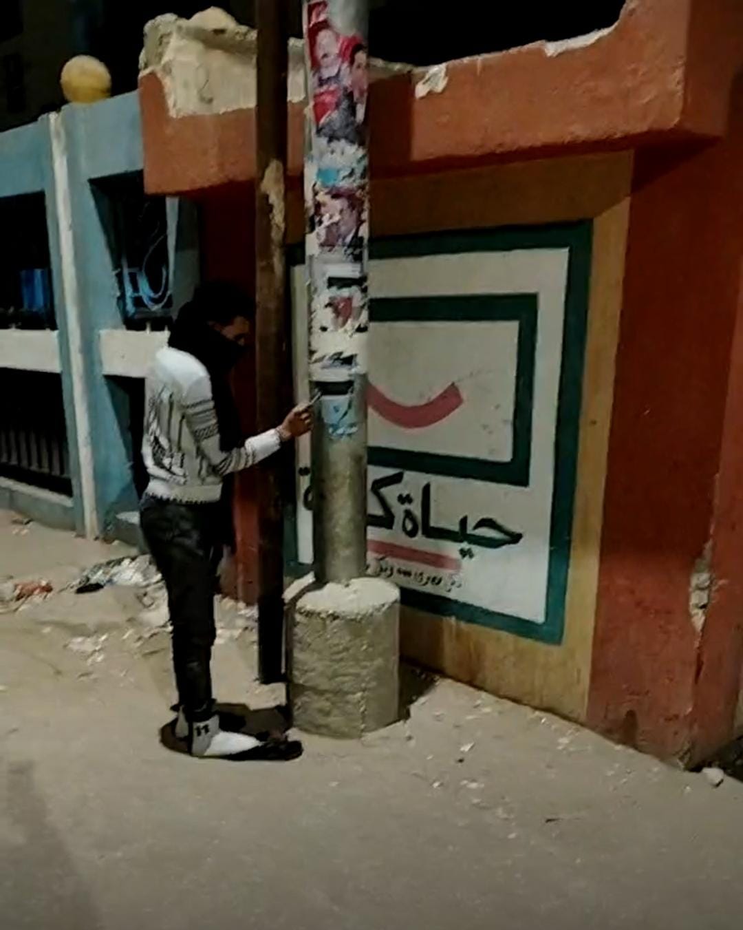 عمود إنارة يهدد حياة المواطنين&nbsp;