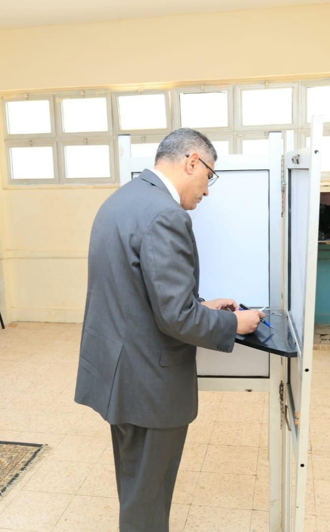 محافظ الجيزة يُدلي بصوته في انتخابات مجلس النواب 2025