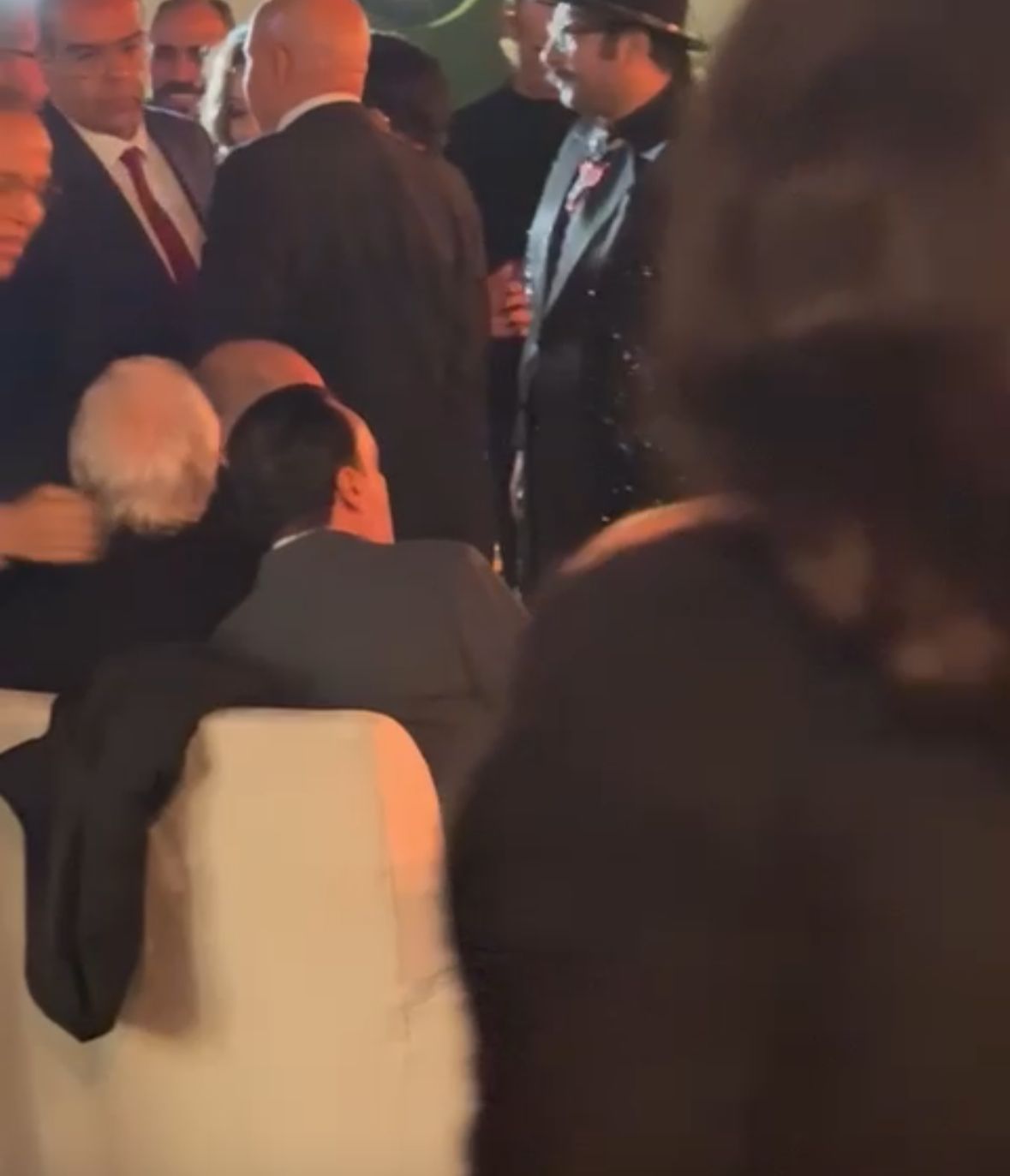 &nbsp;أبو العروسة.. محمد هنيدي يستقبل الحضور من حفل زفاف ابنته ومحمد ثروت وزوجته أول الحضور
