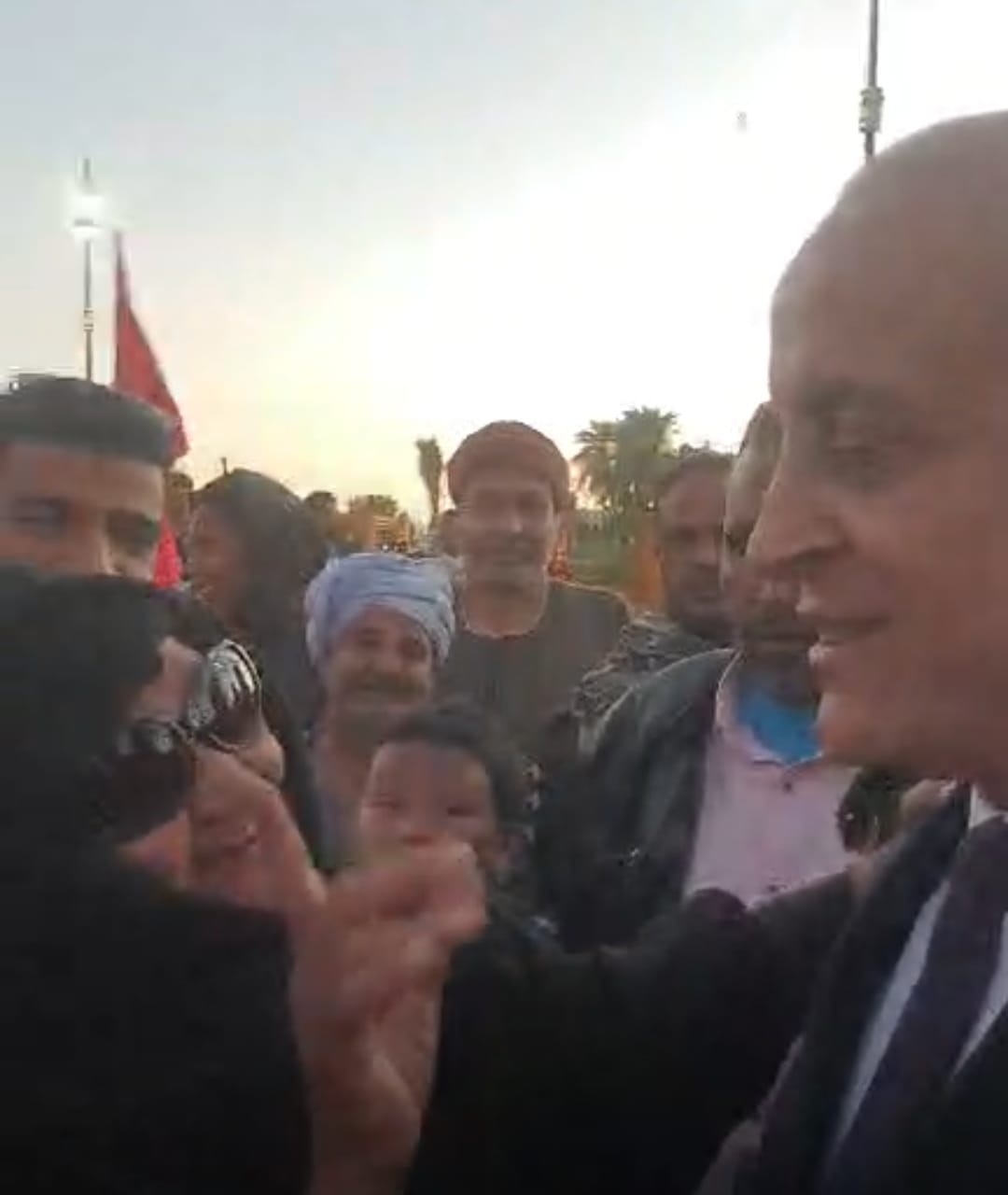 سيدة تستوقف محافظ الأقصر وتدعو لة&nbsp;