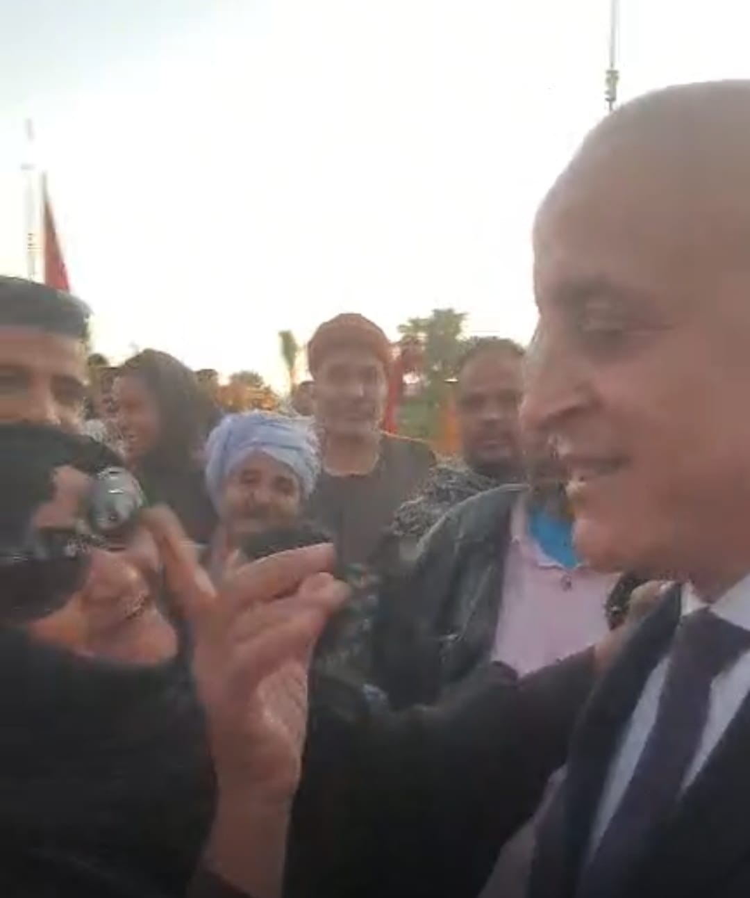 سيدة تستوقف محافظ الأقصر وتدعو لة&nbsp;
