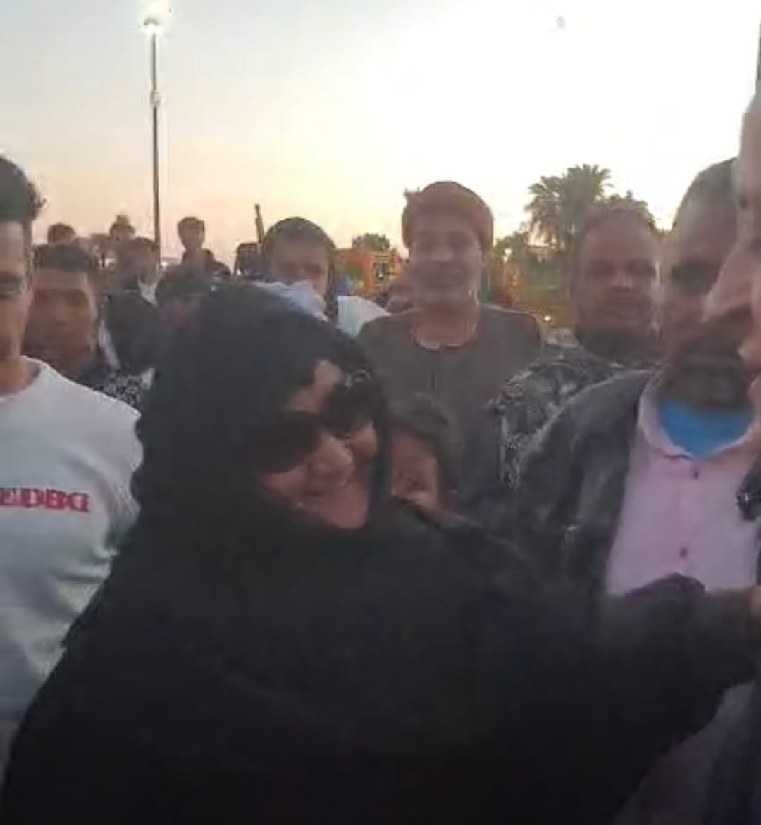 سيدة تستوقف محافظ الأقصر وتدعو لة&nbsp;