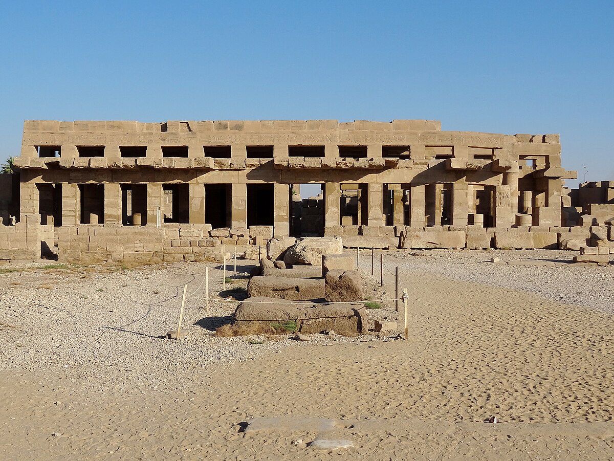 مبني الاخ منو بالكرنك وتقع به غرفة الشمس المشرقة