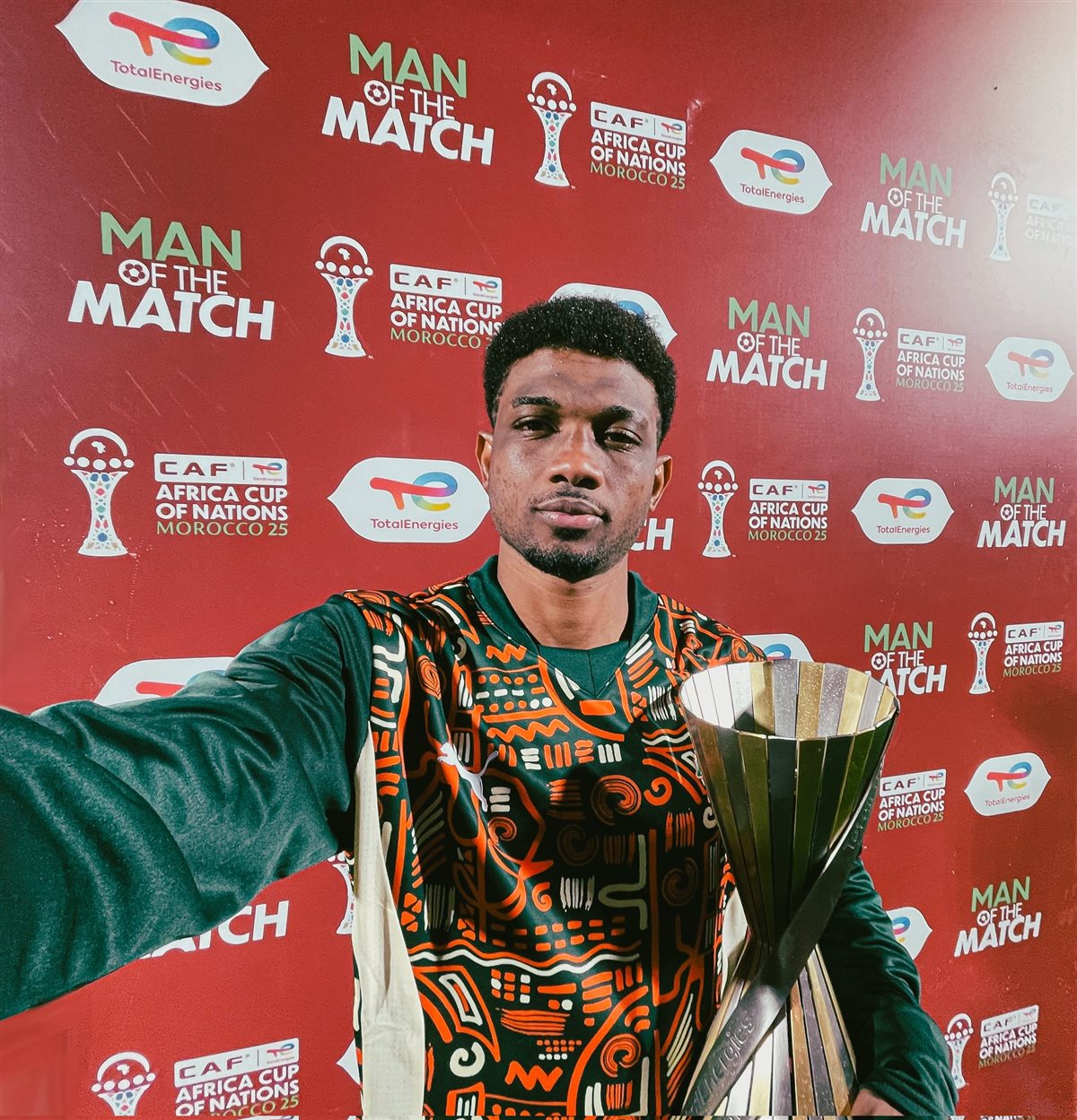 <strong>أماد ديالو لاعب منتخب كوت ديفوار رفقة جائزة أفضل لاعب في مباراة موزمبيق في كأس الأمم الإفريقية 2025 المغرب</strong>