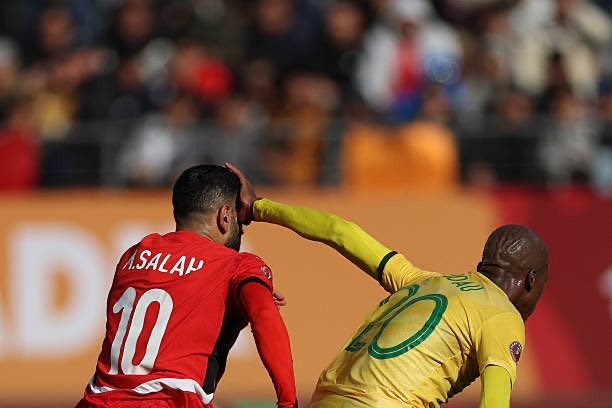 <strong>لقطة تدخل خوليسو موادو على محمد صلاح في مباراة مصر وجنوب إفريقيا بكأس الأمم الإفريقية 2025</strong>
