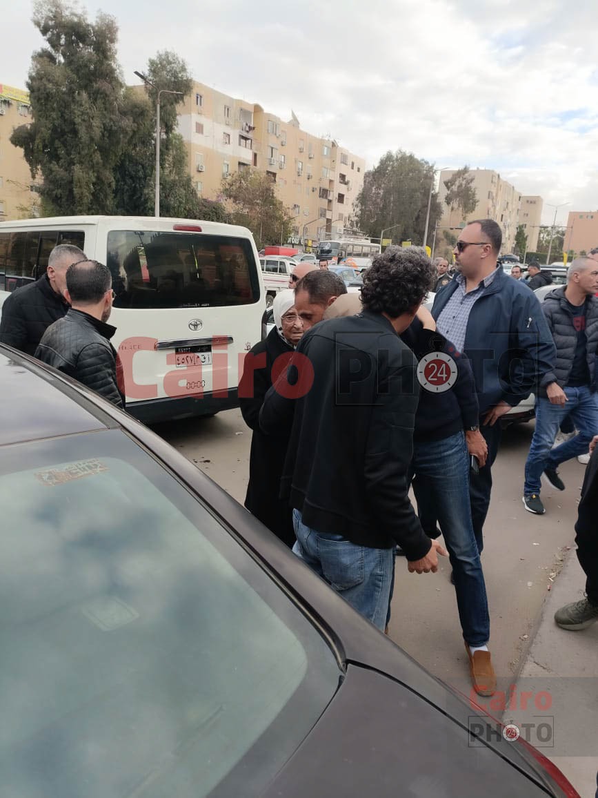 انهيار والدة عازف العود هشام عصام لحظة وصول جثمانه مسجد السلام بمدينة نصر