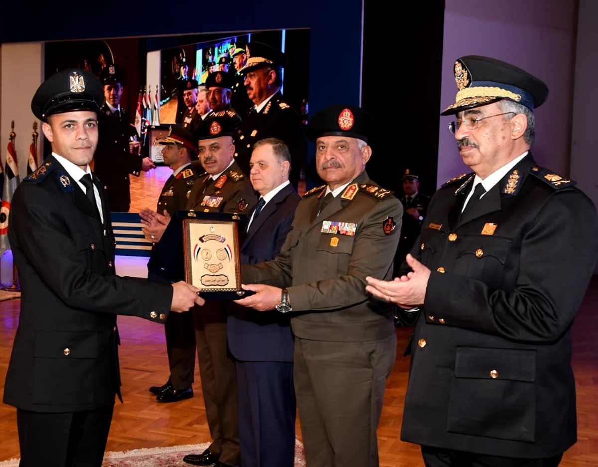 وزاراتا الدفاع والداخلية تعقدان لقاءًا لبحث سبل تعزيز التعاون الأمنى تزامنًا مع إحتفالات العام الميلادى الجديد