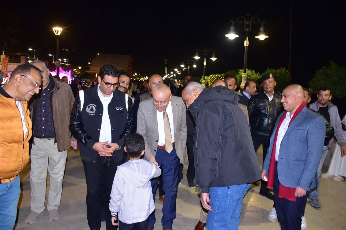محافظ الأقصر يحتفل على الكورنيش مع الأهالي بالعام الجديد