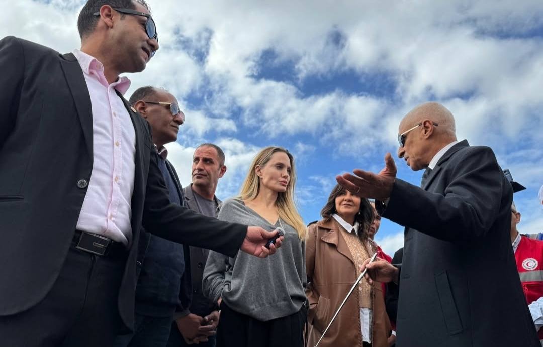 النجمة العالمية أنجلينا جولي تتفقد معبر رفح وسط قوافل المساعدات المصرية&nbsp;