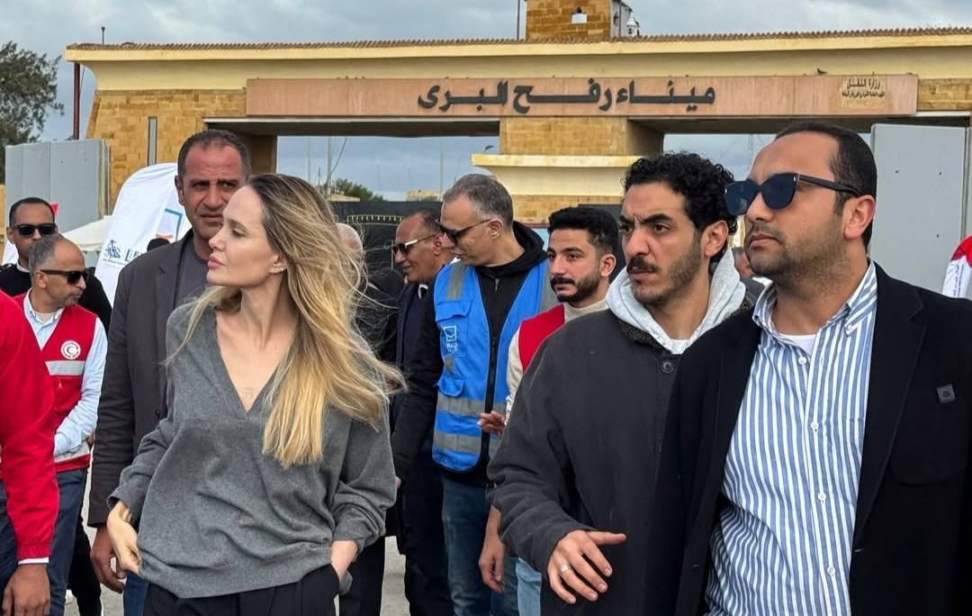 النجمة العالمية أنجلينا جولي تتفقد معبر رفح وسط قوافل المساعدات المصرية&nbsp;