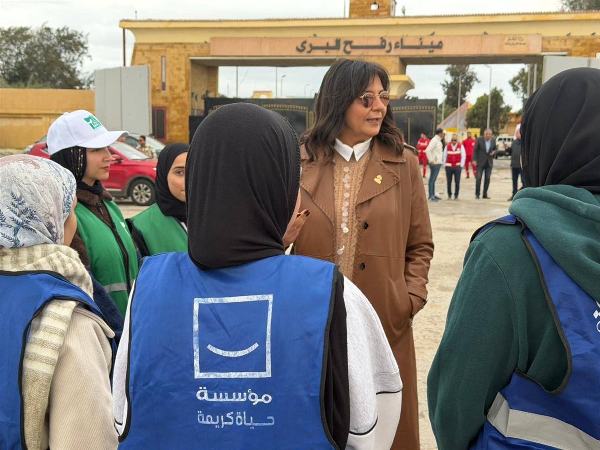 النجمة العالمية أنجلينا جولي تتفقد معبر رفح وسط قوافل المساعدات المصرية&nbsp;