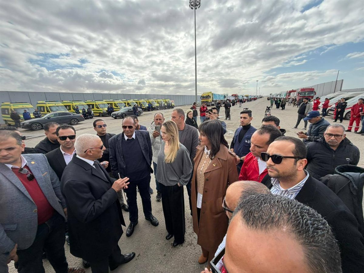 النجمة العالمية أنجلينا جولي تتفقد معبر رفح وسط قوافل المساعدات المصرية&nbsp;