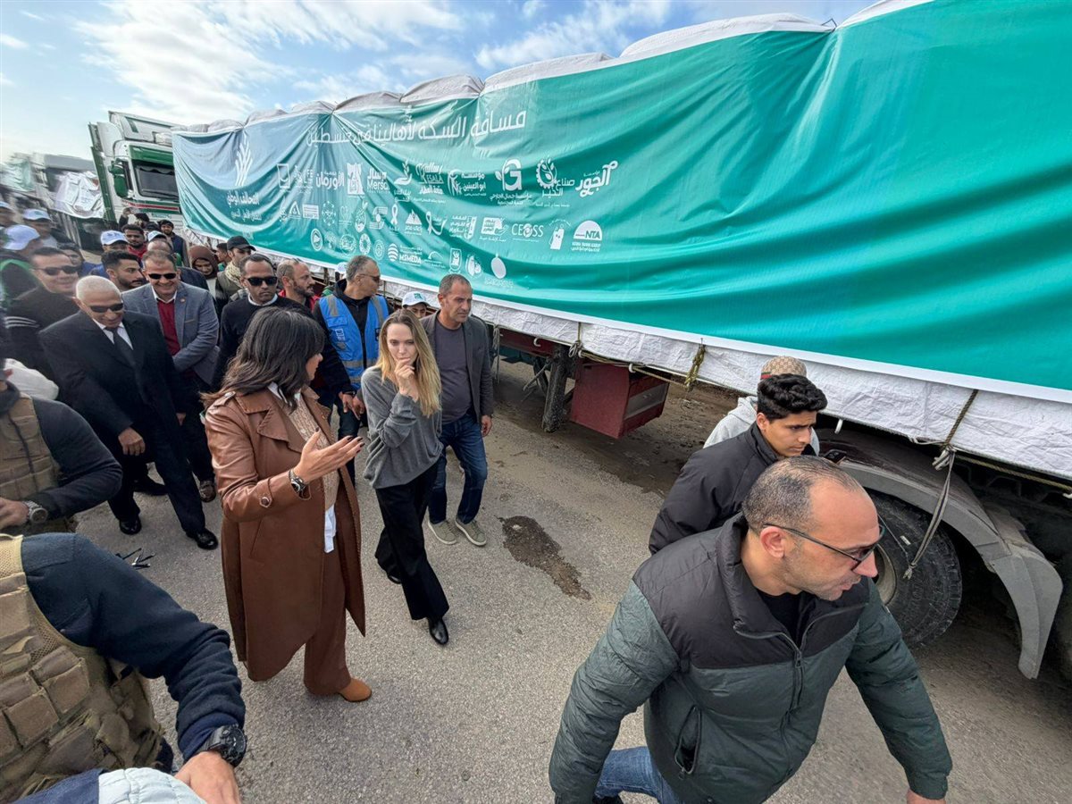 النجمة العالمية أنجلينا جولي تتفقد معبر رفح وسط قوافل المساعدات المصرية&nbsp;