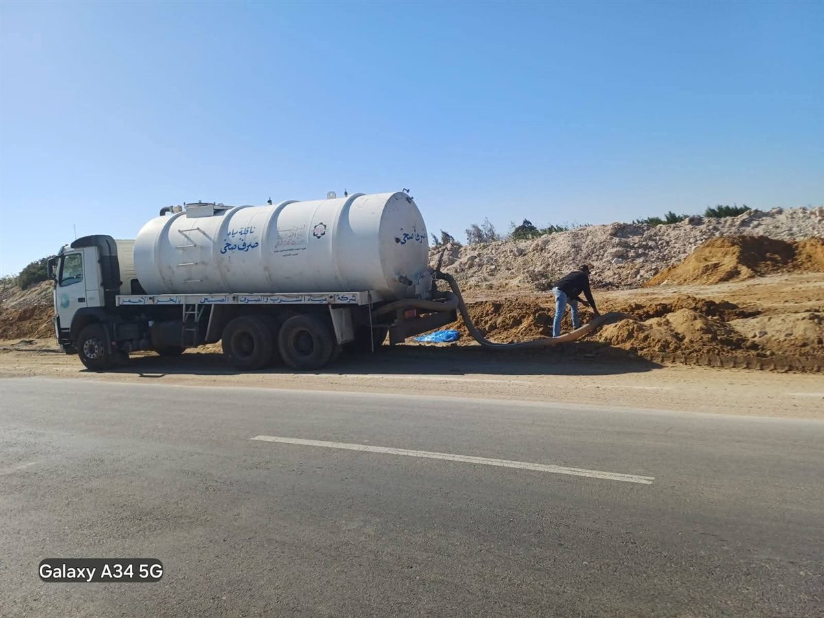 تسرب مياه صرف صحي بالطريق الدائري بالغردقة 
