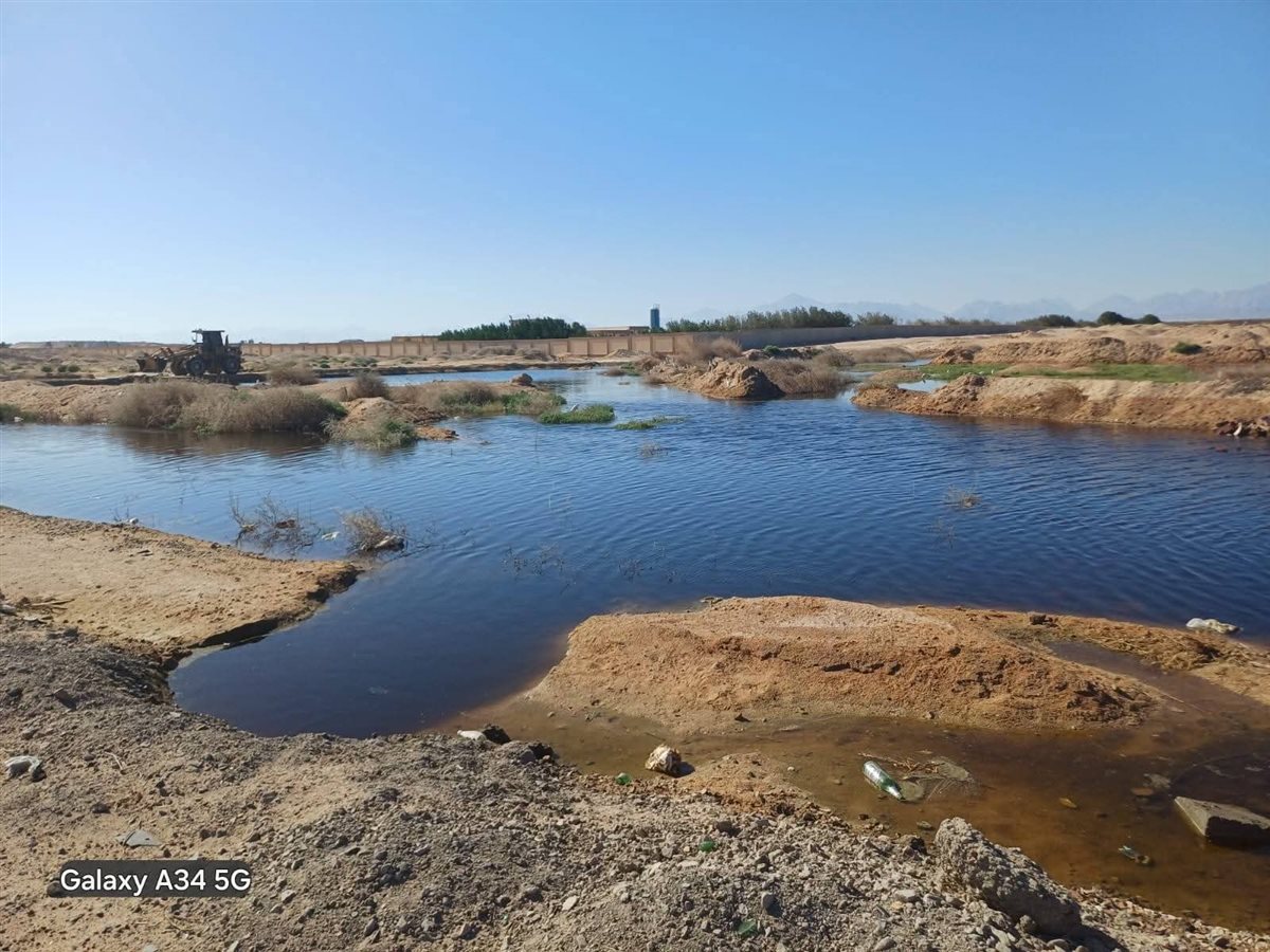 تسرب مياه صرف صحي بالطريق الدائري بالغردقة 