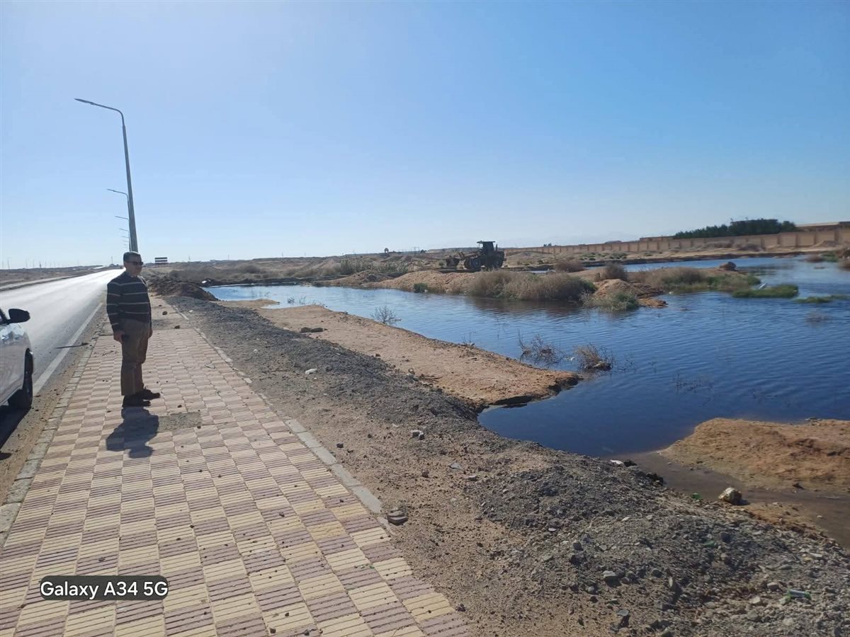 تسرب مياه صرف صحي بالطريق الدائري بالغردقة 