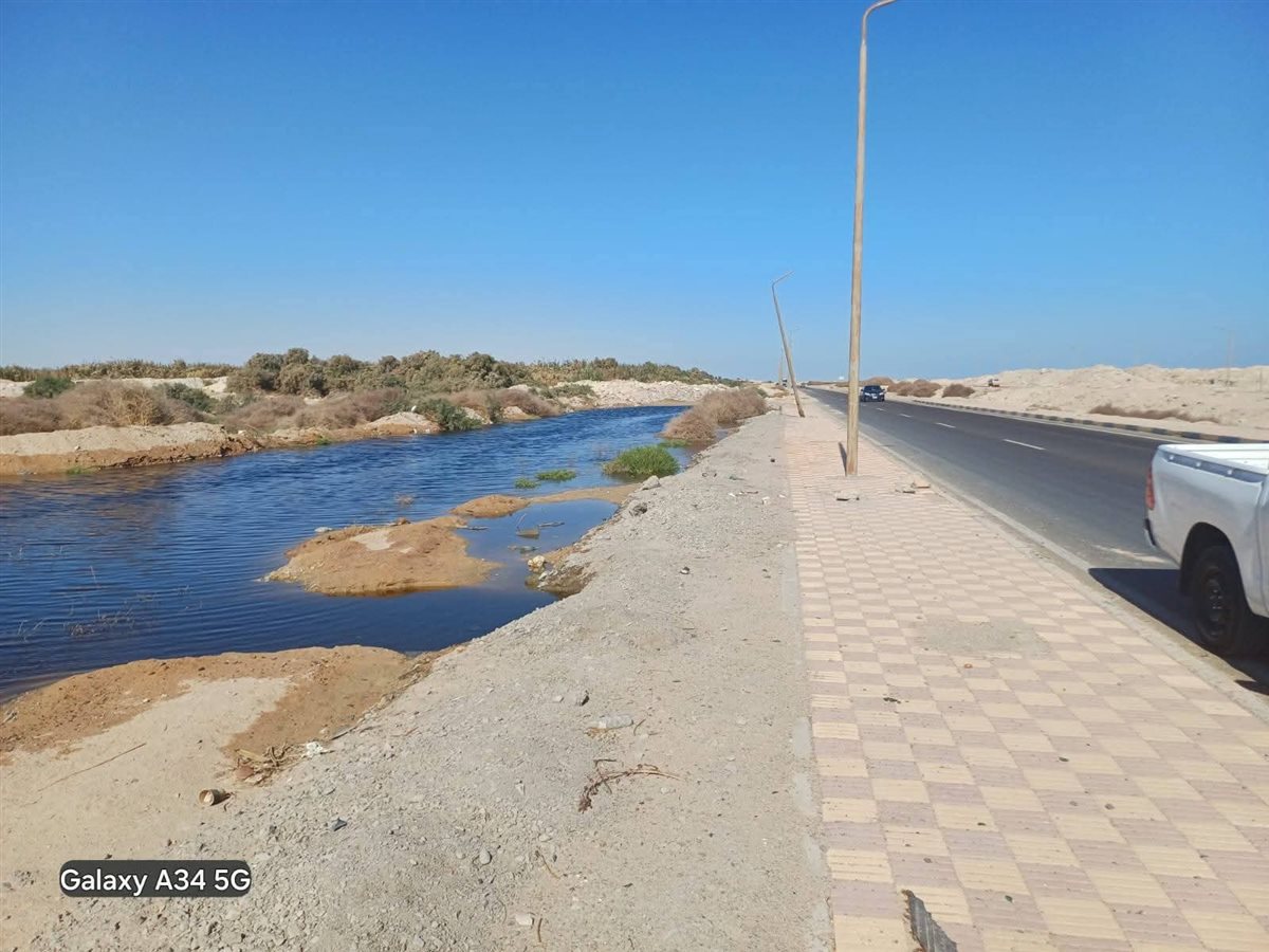 تسرب مياه صرف صحي بالطريق الدائري بالغردقة 