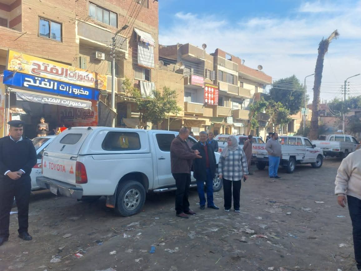 <strong>حملات لإزالة الإشغالات من الشوارع الرئيسة في شبين القناطر</strong>