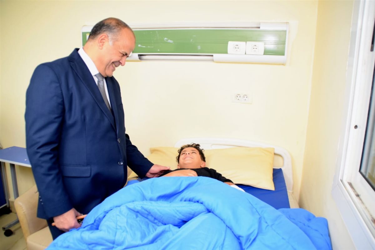 زيارة قيادات التعليم لـ الطالب آدم 