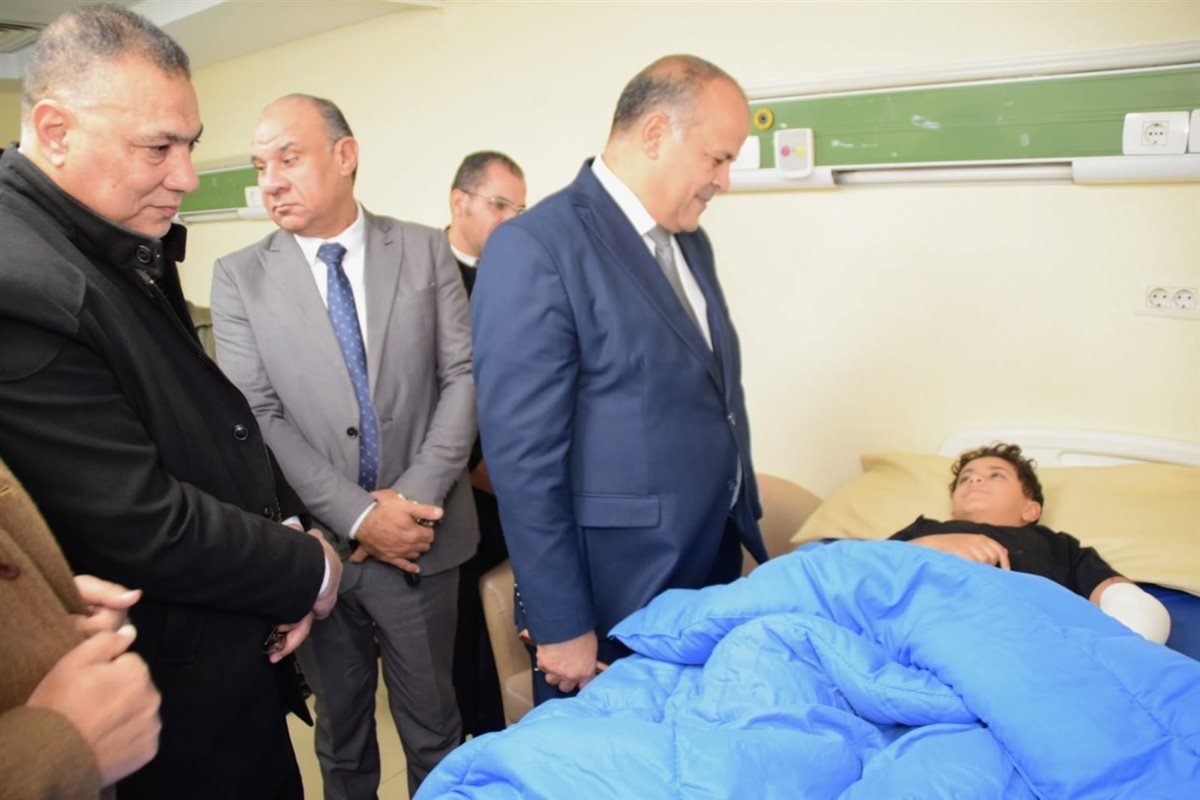 زيارة قيادات التعليم لـ الطالب آدم 