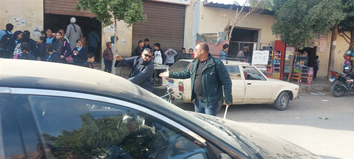 معلم ينظم حركة المرور أمام مدرسة&nbsp;