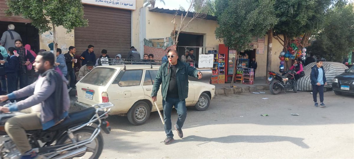 معلم ينظم حركة المرور أمام مدرسة&nbsp;