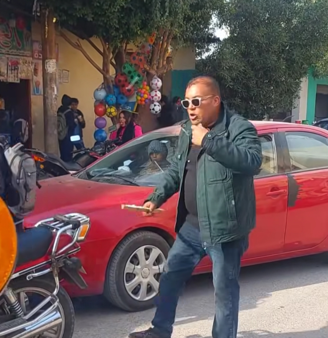 معلم ينظم حركة المرور أمام مدرسة&nbsp;