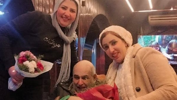 سيدة تشيد بتعامل مسن معها وصديقتها