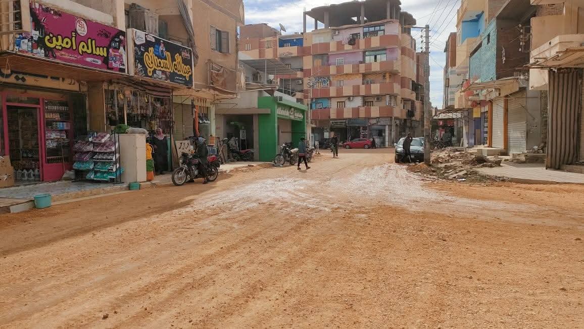 جانب من اعمال رصف الطرق في الوادى الجديد
