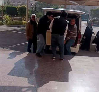 وصول جثمان حماة المخرج خالد دياب إلى مسجد الشرطة
