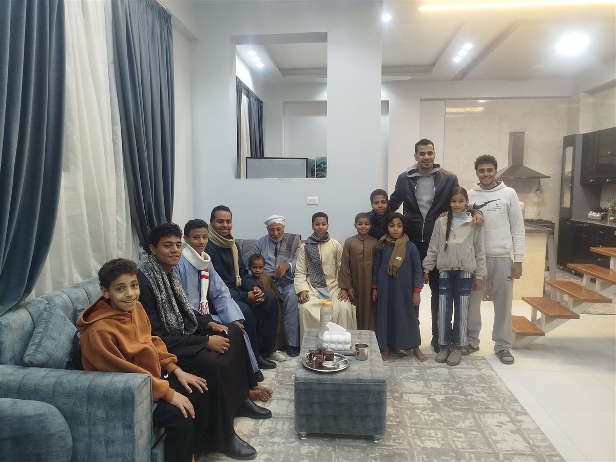 العم عبدالفتاح وسط أسرته&nbsp;