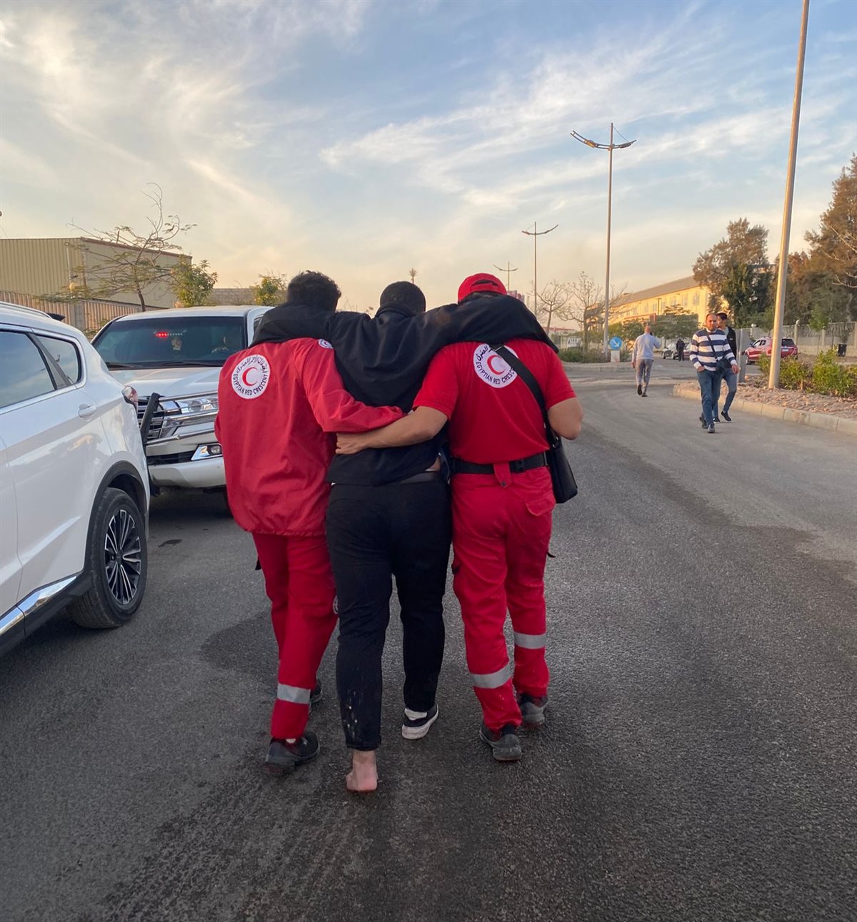 &nbsp;الهلال الأحمر المصري يساند جهود الحماية المدنية والإسعاف في حريق مصنع بلاستيك بأكتوبر