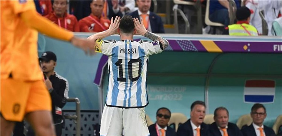 احتفال ميسي &nbsp;الشهير أمام فان خال