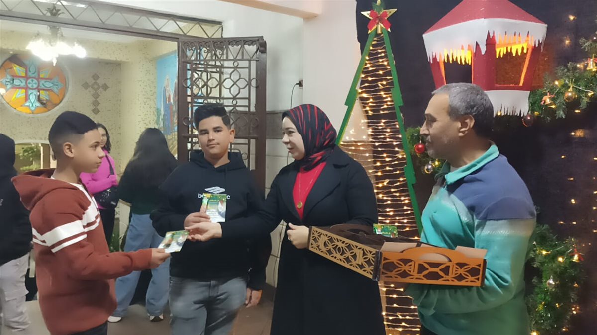 توزيع الهدايا والحلوي&nbsp;